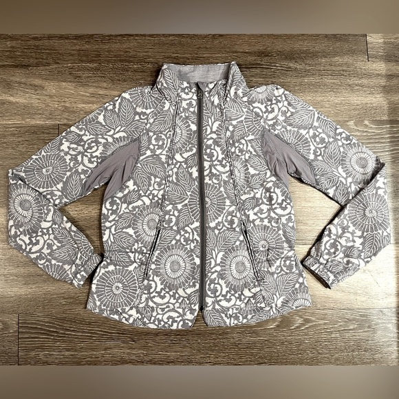 Lululemon Run: Travel To Track Jacket in Beachy Floral White Fossil Size 8 - Picture 7 of 9